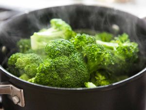 Steamed broccoli in the pan