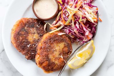 Fresh Salmon Cakes with Spicy Mayo