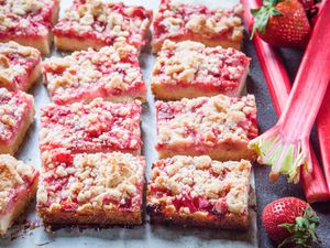 Crumble Bars with Rhubarb and Strawberry