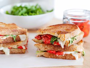 Recipe for Mozzarella Grilled Cheese with red peppers and arugula