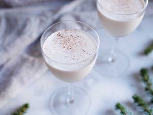 brandy and heavy cream cocktail with grated nutmeg