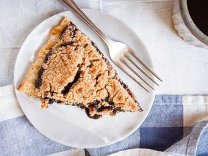 A crumb topped easy shoofly pie.