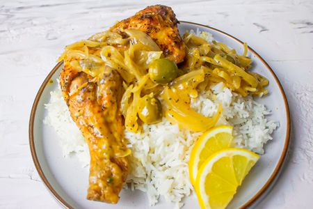 Chicken yassa with white rice