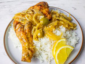 Chicken yassa with white rice