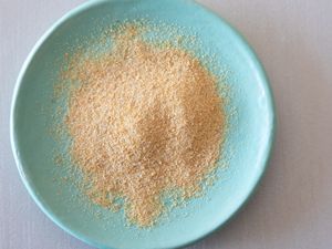 Garlic powder on a blue plate