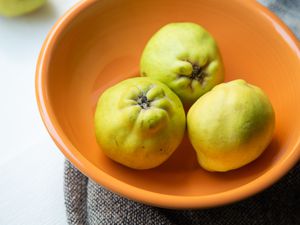 An orange bowl will quince fruit