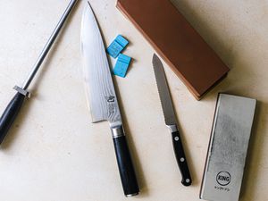 Whetstone chefs knife honing steel sharpening vs honing